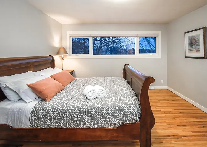 A-Home By Chinook Mall And Heritage Park