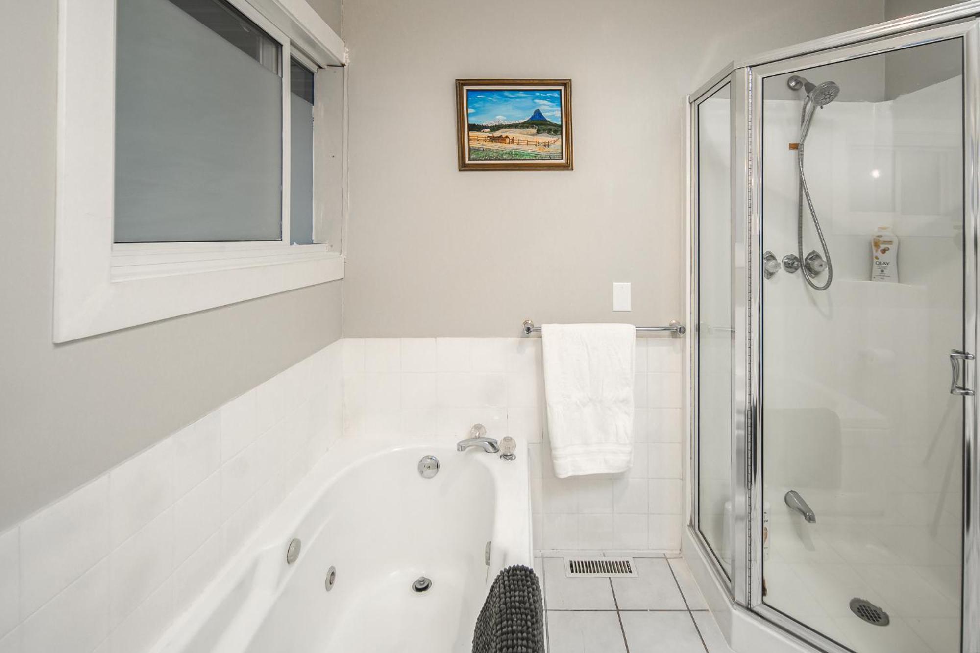 A-home By Chinook Mall And Heritage Park Guest house