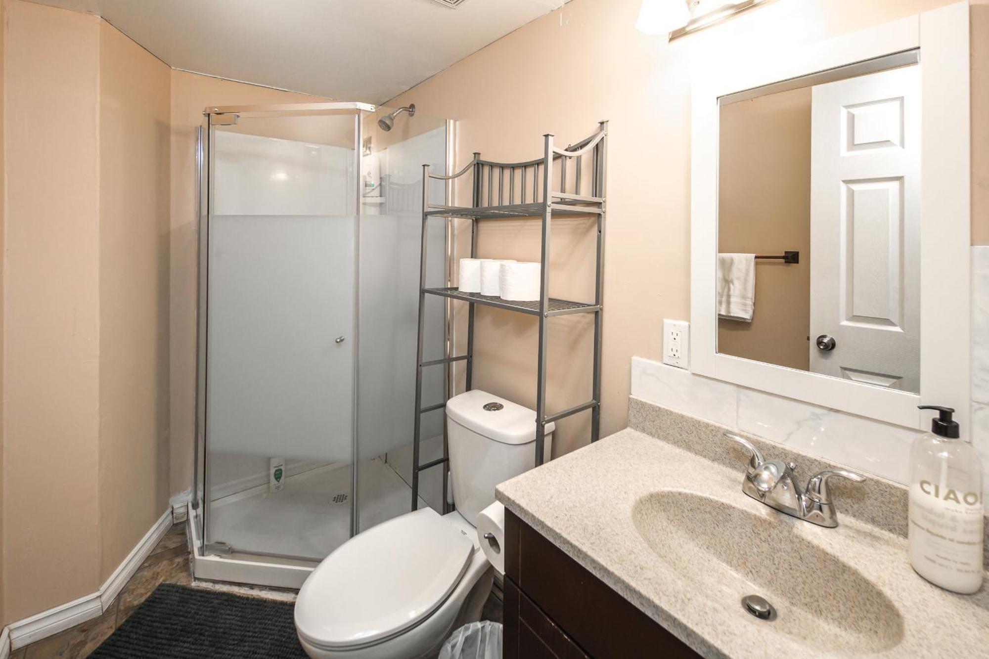 Guest house A-home By Chinook Mall And Heritage Park Calgary