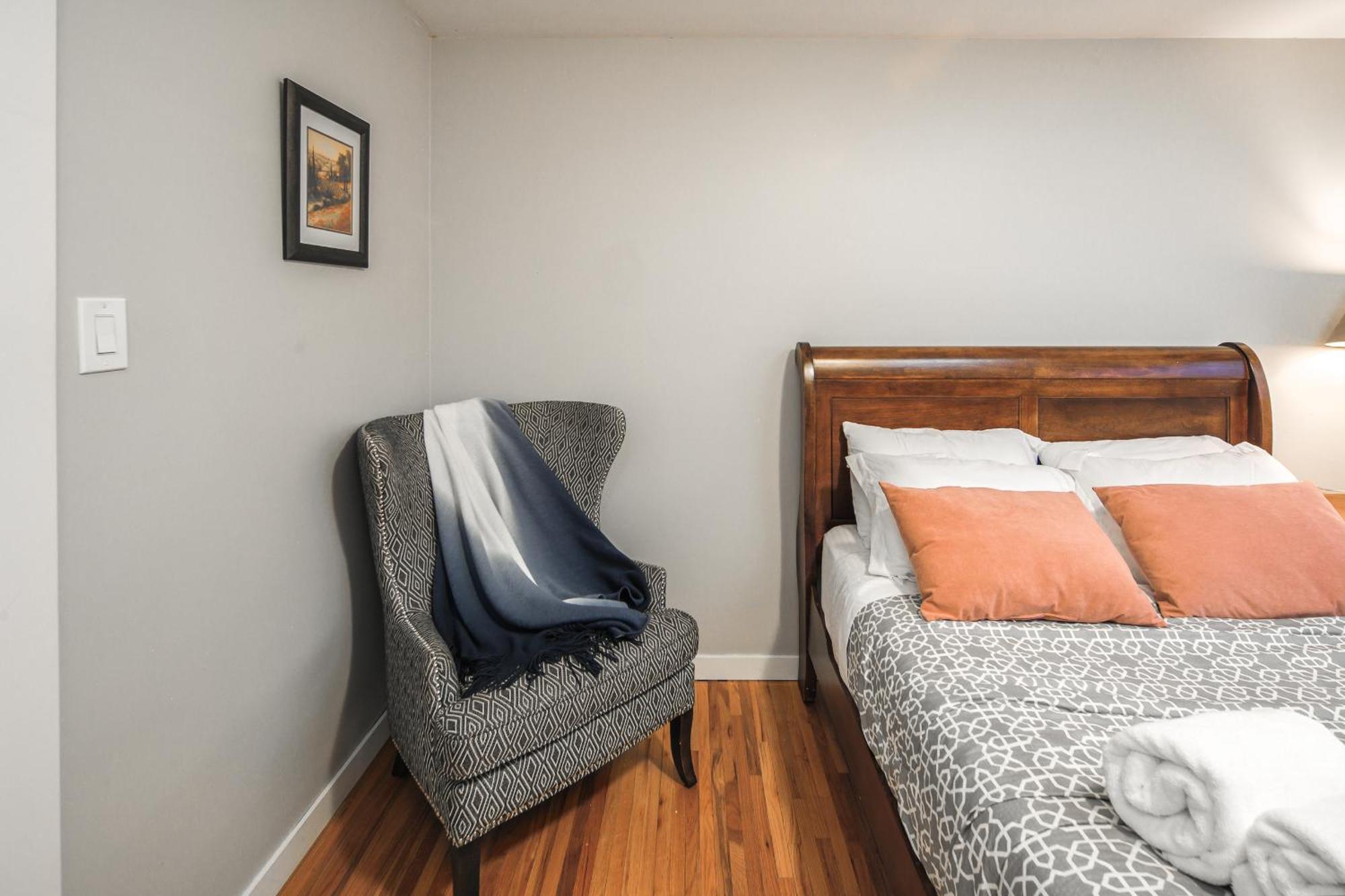 Guest house A-home By Chinook Mall And Heritage Park *