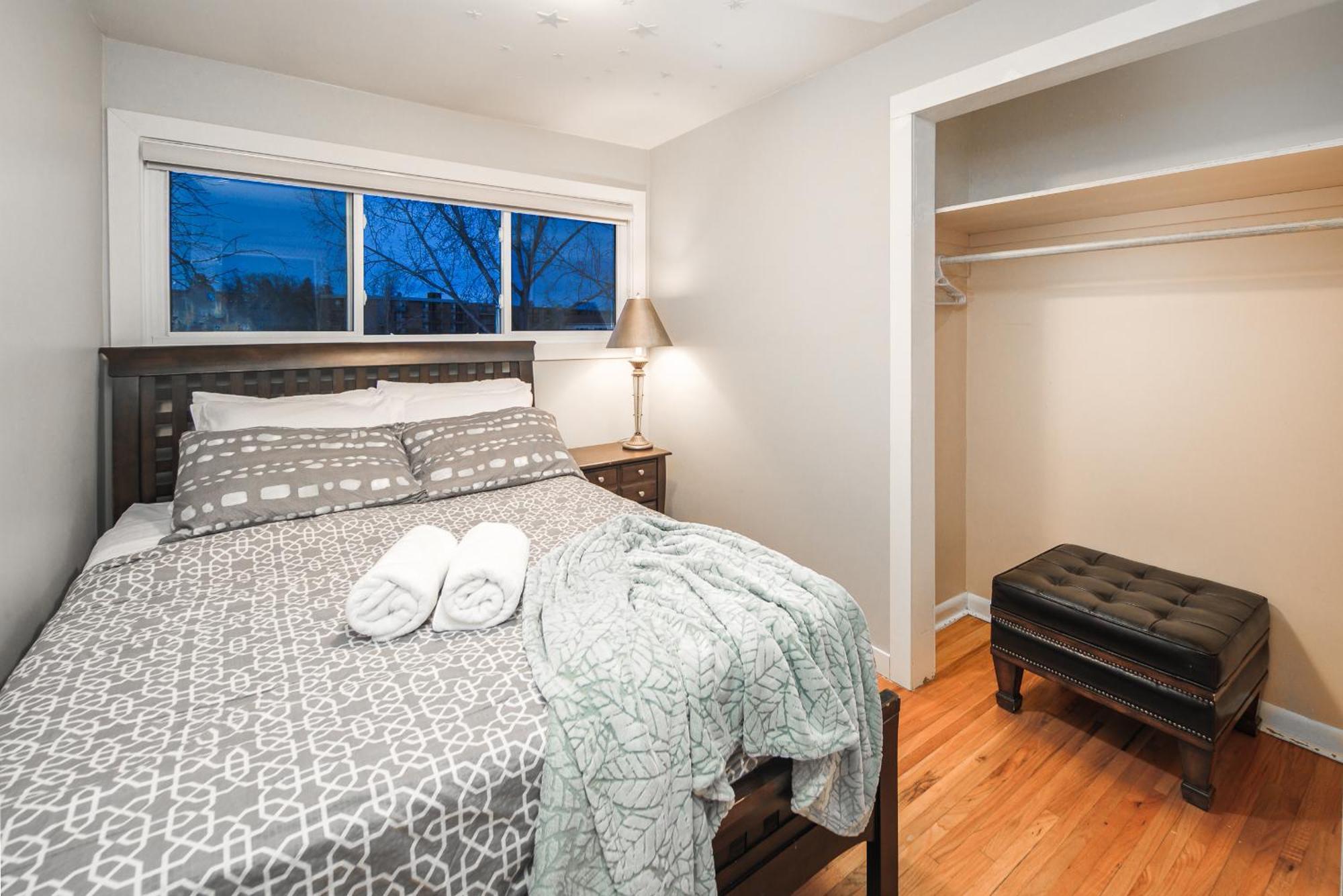 A-home By Chinook Mall And Heritage Park *