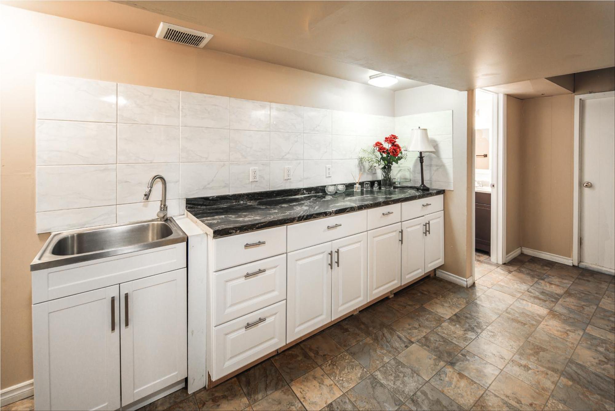 Guest house A-home By Chinook Mall And Heritage Park *