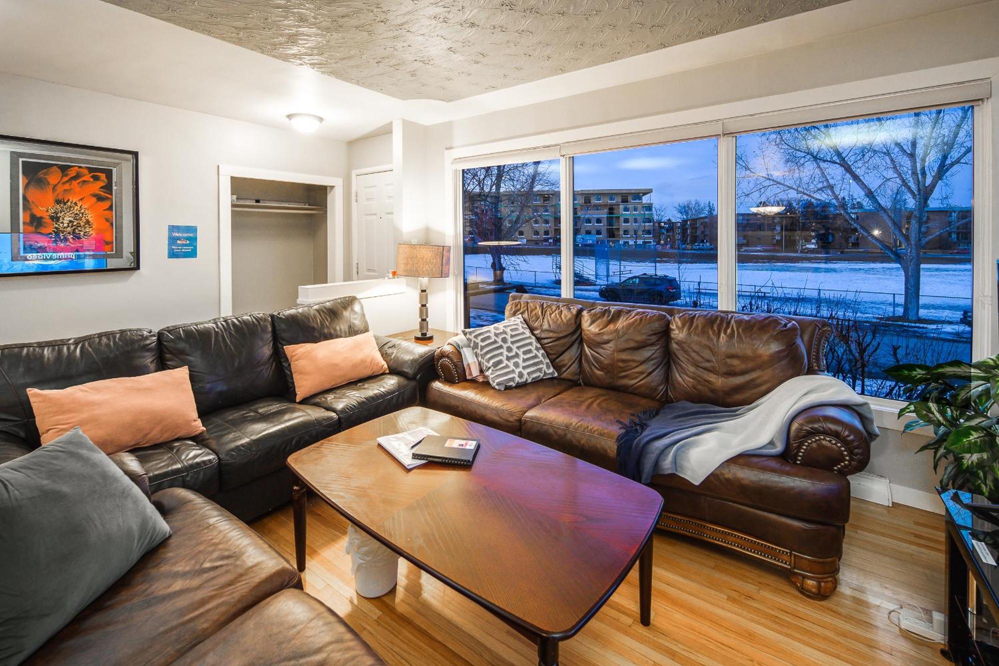 A-home By Chinook Mall And Heritage Park Guest house *